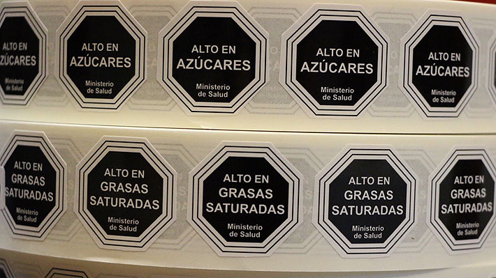 portugués Otros lugares Catastrófico Seis de cada 10 chilenos declaran que sellos de alimentos influyen en su  decisión de compra | Emol.com