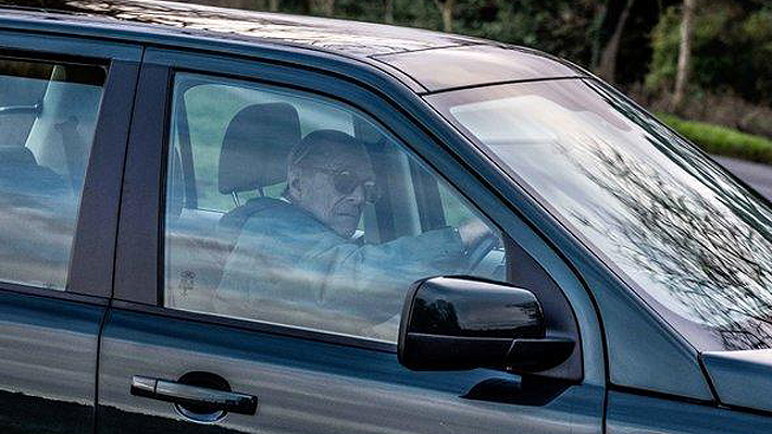 Príncipe Felipe volvió a manejar tras su accidente automovilístico y lo hizo sin cinturón de seguridad