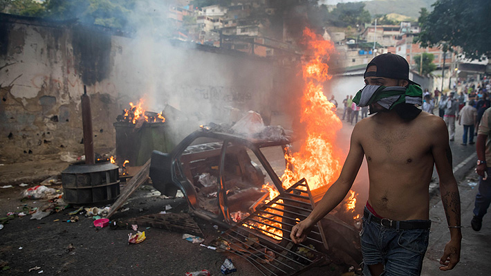 Vecinos salen a la calle a respaldar a militares sublevados en Venezuela y se enfrentan con la Policía