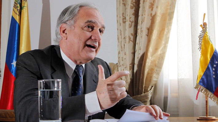 Embajador de Venezuela en Chile no es invitado a saludo diplomático de Piñera en La Moneda