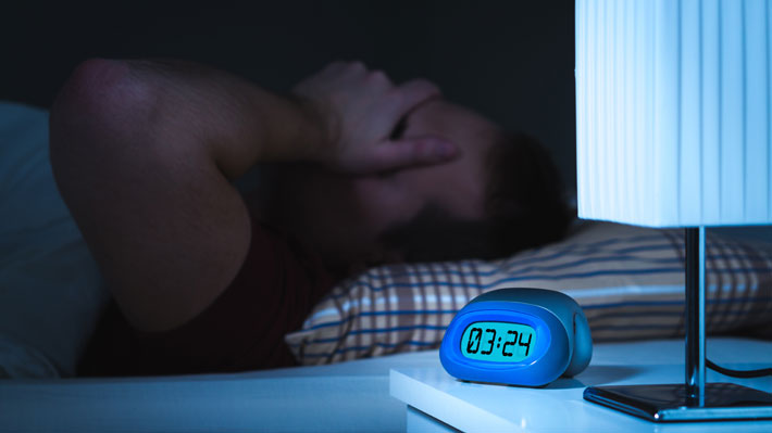 ¿Cómo dormir bien con calor? Especialista en trastornos del sueño entrega la respuesta