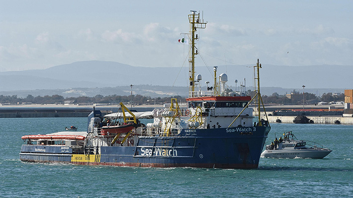 Barco de ONG alemana Sea Watch con 47 migrantes llega a Catania tras acuerdo entre 9 países