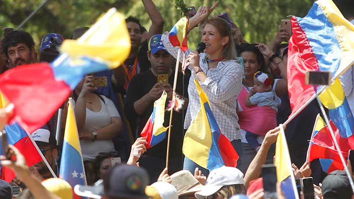 Venezolanos anti Maduro se reúnen en Santiago y exigen a Bachelet que vaya a Venezuela: "No es lo mismo ver una foto"
