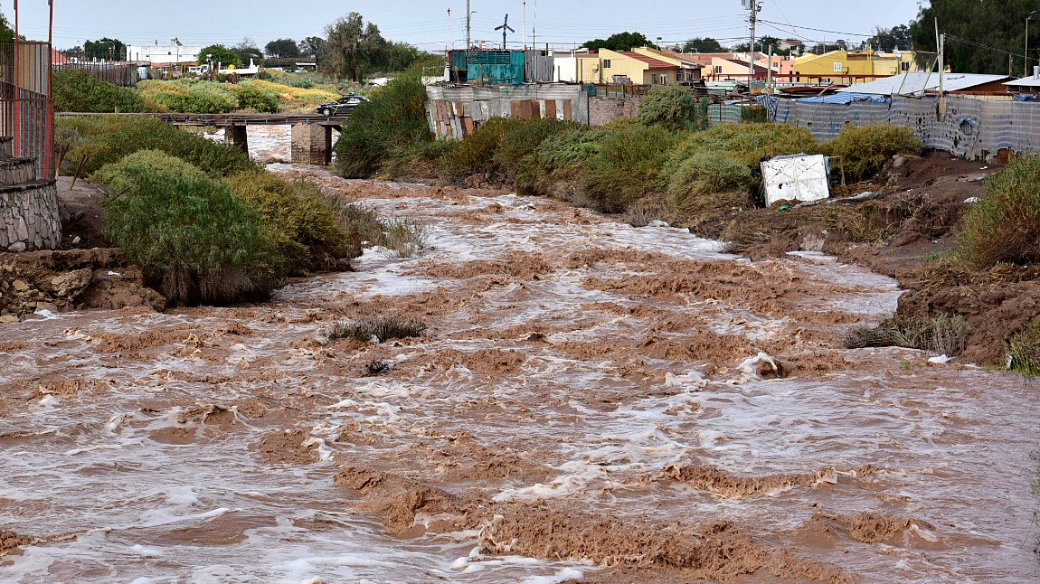 Alcalde de Calama rechaza críticas por sus vacaciones en emergencia y pide decretar zona de catástrofe por lluvias