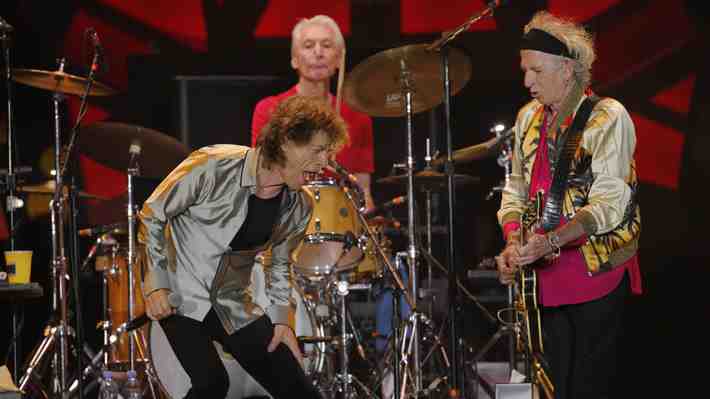 Guitarrista de The Rolling Stones confiesa lo difícil que le ha resultado dejar de fumar: "Lo estoy intentando"