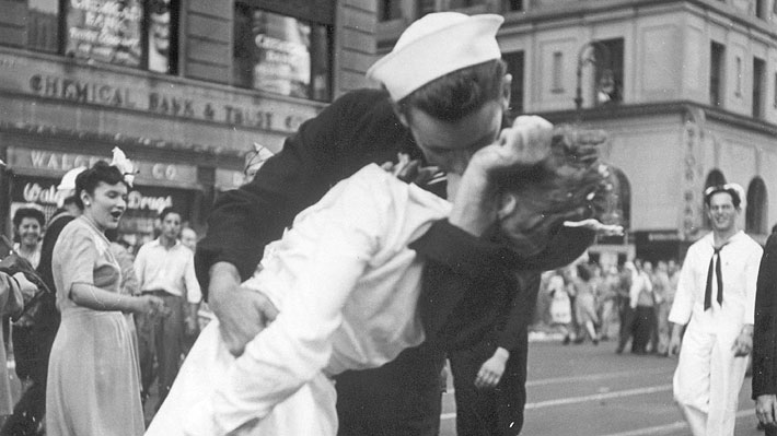 Marinero que fue fotografiado besando a una enfermera en Times Square tras fin de II Guerra Mundial falleció a los 95 años