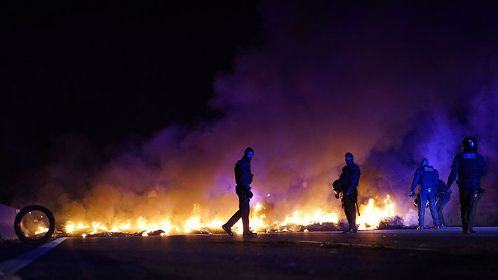 Independentistas catalanes cortan carreteras en huelga contra juicio a sus líderes