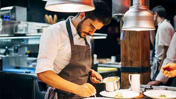Renzo Tissinetti, el chileno que triunfa en España como chef de un restaurante con una estrella Michelin