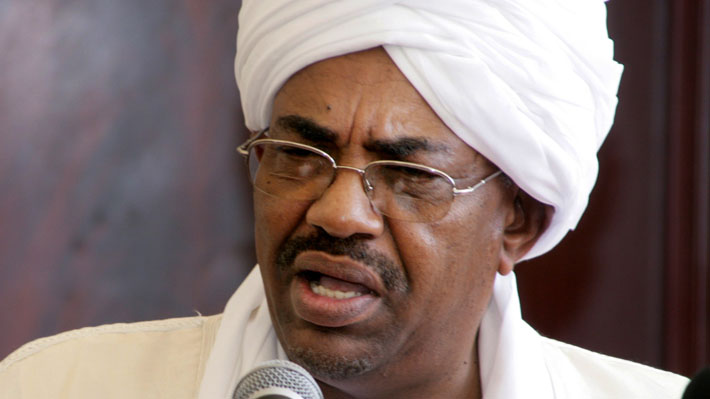 Presidente de Sudán declara estado de emergencia por un año y destituye al gobierno