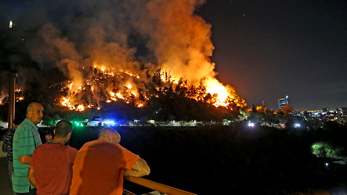 Galería: Incendio prendió en llamas parte del cerro San Cristóbal