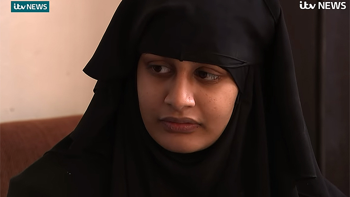 Una imagen de Shamima Begum es usada como blanco en campo para practicar disparos de Reino Unido