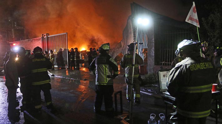 Incendio de fábrica en La Pintana: Intendencia suspende clases de colegios y jardines infantiles cercanos