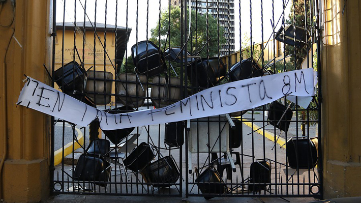 Estudiantes de la Facultad de Arquitectura y Urbanismo de la U. de Chile inician toma feminista