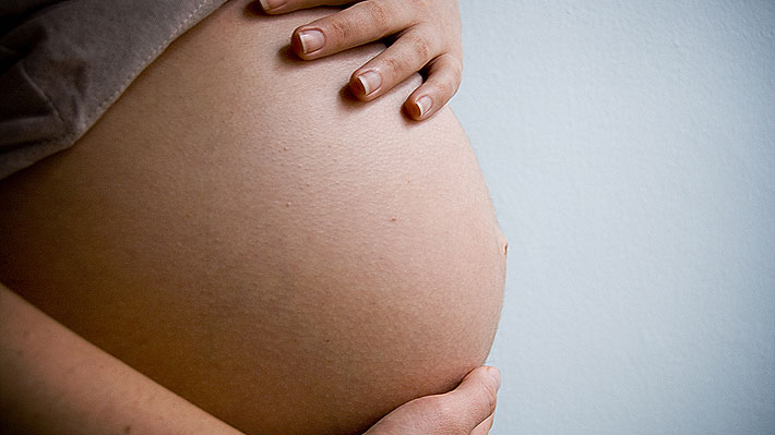 Británica quedó embarazada por fecundación in vitro y de forma natural en una misma semana: tuvo tres hijos