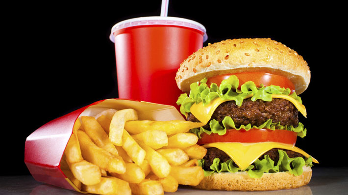 El 48% de los chilenos está a favor de que se aplique un impuesto a los restaurantes de comida rápida