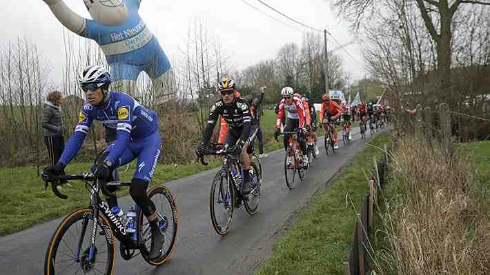 Organizadores de carrera de ciclismo en Bélgica frenaron a competidora que estaba por alcanzar al pelotón de hombres