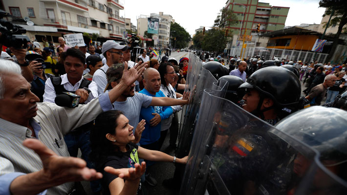 Guaidó advierte que "creen que van a meternos miedo" y reportan ataques de la policía con gases lacrimógenos