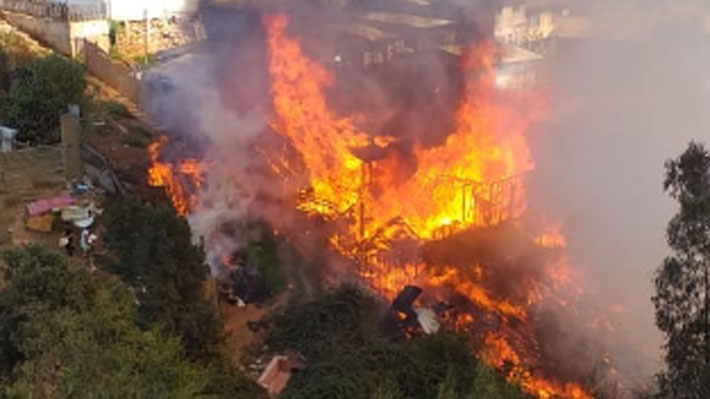Decretan Alerta Roja en Viña del Mar por incendio forestal que ha afectado a dos viviendas