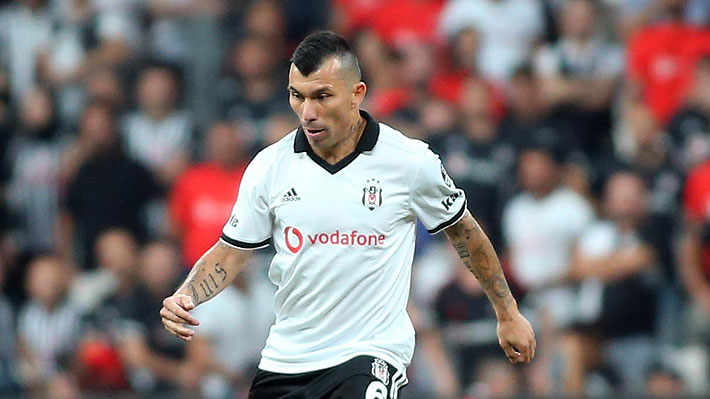 Gary Medel protagonizó un fuerte encontrón con un compañero de equipo en agónica victoria del Besiktas