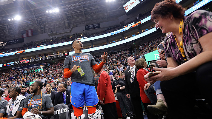 Otra polémica en la NBA: Jugador encara a pareja en pleno partido tras recibir supuestos gritos racistas