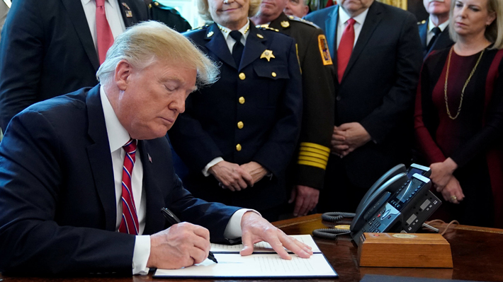 Trump firma su primer veto para imponer su declaración de emergencia nacional para el muro con México