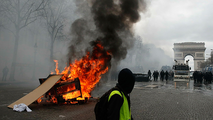 Gobierno francés prohibirá protestas en Campos Elíseos tras desmanes causados por "chalecos amarillos"