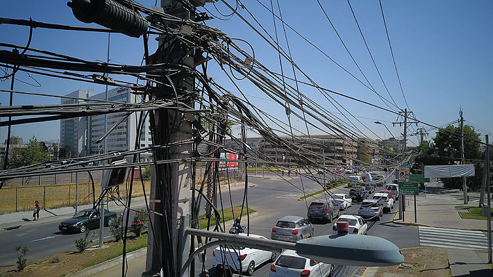 Intendencia metropolitana anuncia plan para retirar cables aéreos en desuso en Santiago