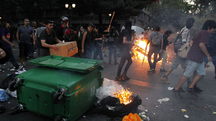 Marcha contra presencia de Bolsonaro en Chile finaliza con incidentes y detenidos