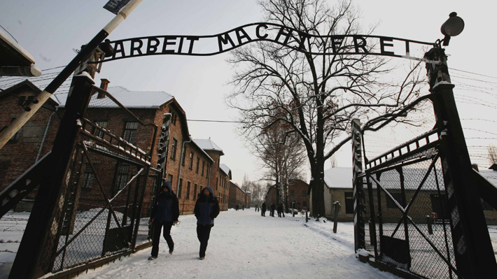 Auschwitz pide respeto a visitantes por las fotos que toman: "Recuerde que aquí murieron más de un millón de personas"