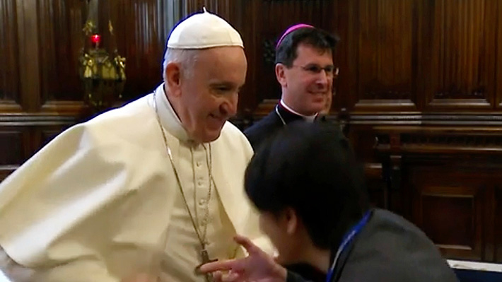 Vaticano explica por qué el Papa evitó que fieles besaran su anillo: Lo hizo por "higiene"