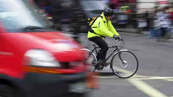 Conductores de automóviles vs. ciclistas: Estudio revela problema de deshumanización