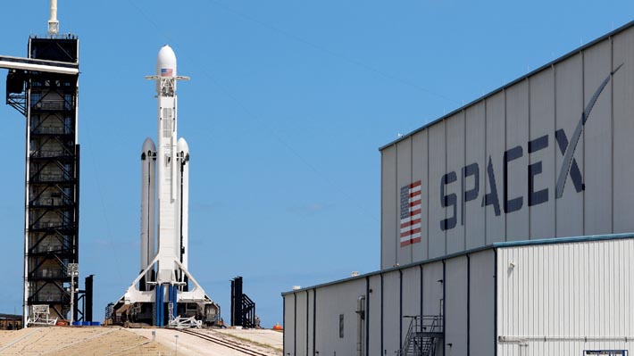Compañía SpaceX de Elon Musk aplaza primer lanzamiento comercial del cohete Falcon Heavy
