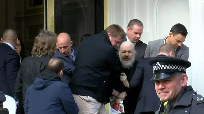 Video: Así fue el arresto de Julian Assange desde la embajada de Ecuador en Londres