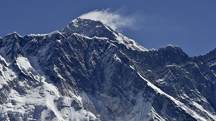 Instalarán inodoros "ecológicos" en el Everest para combatir la acumulación de desechos humanos dejados por montañistas