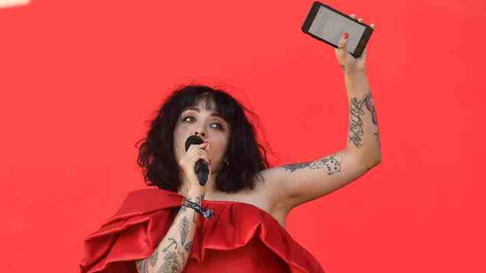 Mon Laferte deslumbra cantando sus éxitos y cover de "New Rules" de Dua Lipa en Coachella