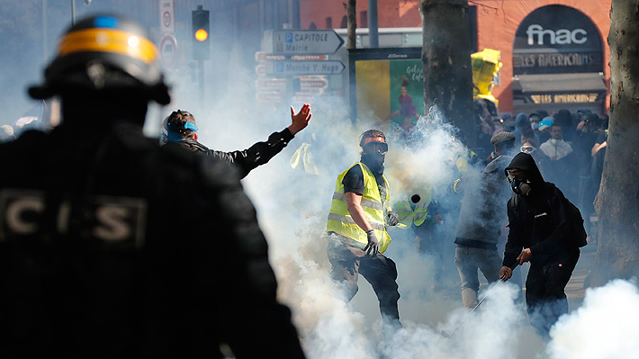 "Chalecos amarillos" y policía francesa se enfrentan ahora en Toulouse en una nueva violenta jornada de protestas