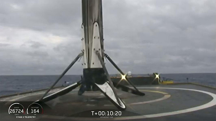 SpaceX aterrizó sin problemas los tres cohetes del Falcon Heavy, pero perdió uno en el mar