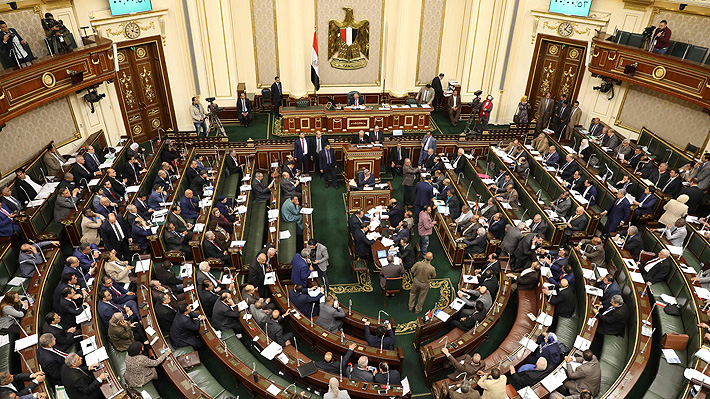 Parlamento egipcio aprueba reforma que permitiría a su Presidente gobernar hasta 2030