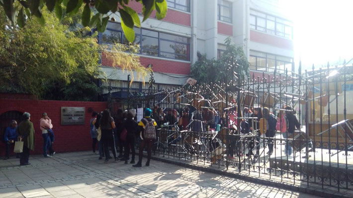 Alumnas del Liceo Carmela Carvajal se mantienen en toma desde hace 8 días