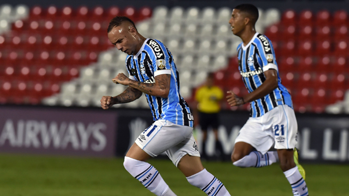 Gremio derrotó a Libertad y le puso presión a la Universidad Católica en la Copa Libertadores