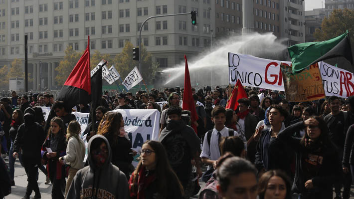 Marcha estudiantil en Santiago dejó 35 personas detenidas y seis Carabineros lesionados