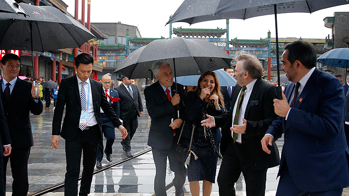 Visitas a lugares emblemáticos, recorridos en autos y fotografías del recuerdo: La trastienda de la gira de Piñera por China
