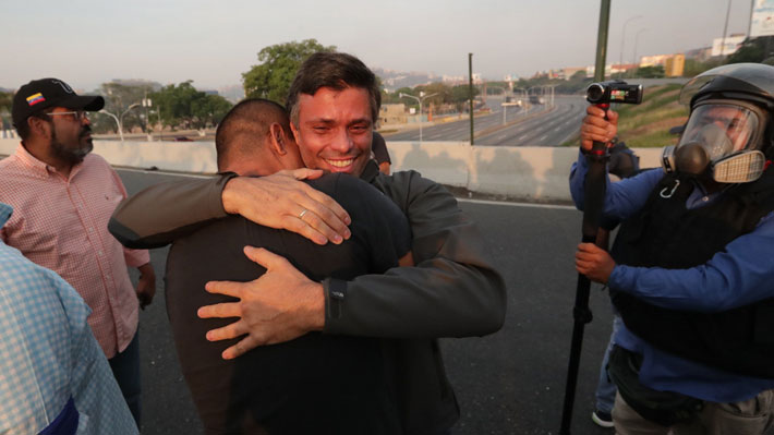 Leopoldo López es liberado y Guaidó anuncia que militares dieron "de una vez el paso" para unirse a las fuerzas opositoras