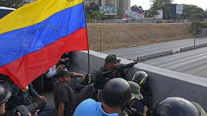 Galería: Régimen de Maduro reprime a militares y seguidores de Juan Guaidó