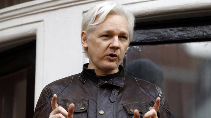 Julian Assange, fundador de WikiLeaks, es condenado a casi un año de cárcel por haber violado su libertad condicional