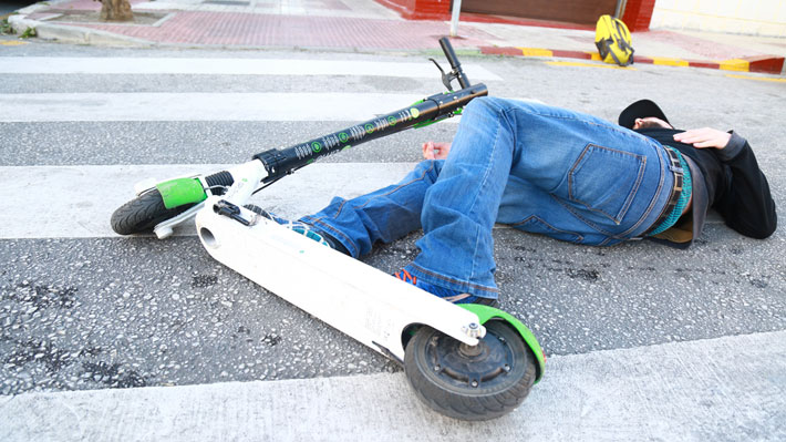 Estudio pone la alarma por accidentes en scooters: Usuarios se quiebran huesos y sufren golpes en la cabeza