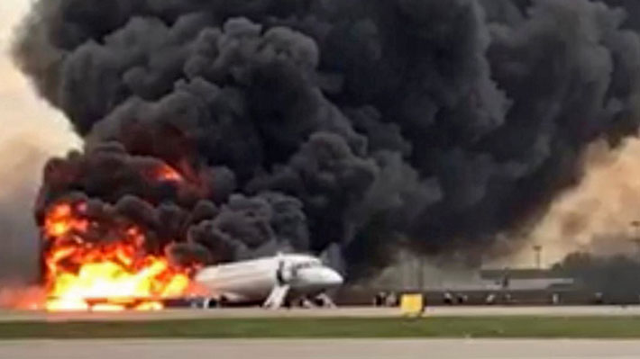 Al menos 13 muertos deja incendio de un avi&oacute;n en aeropuerto de Mosc&uacute;