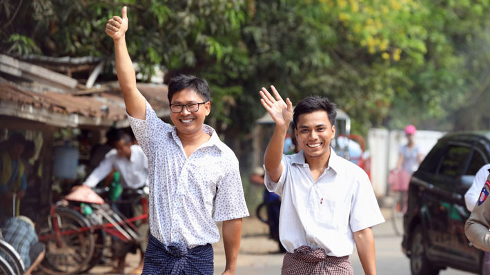 Myanmar libera a los dos reporteros encarcelados por investigar la matanza de rohingyas