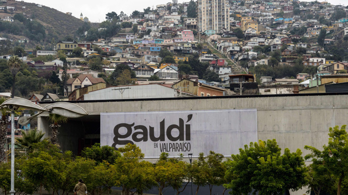 Curador de la exposición "Gaudí en Valparaíso" denuncia fraude de parte de productora española y pide cierre de la muestra