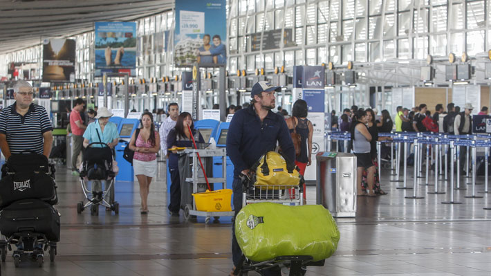 Trabajadores que prestan servicios de apoyo en Aeropuerto de Santiago iniciaron huelga